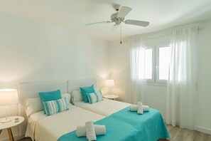 3 habitaciones, tabla de planchar con plancha y cuna de viaje