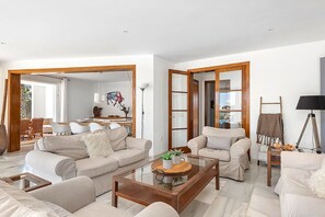 TV - My Rental Homes | Villa The Cliff with sea view and  pool (Ciutadella)