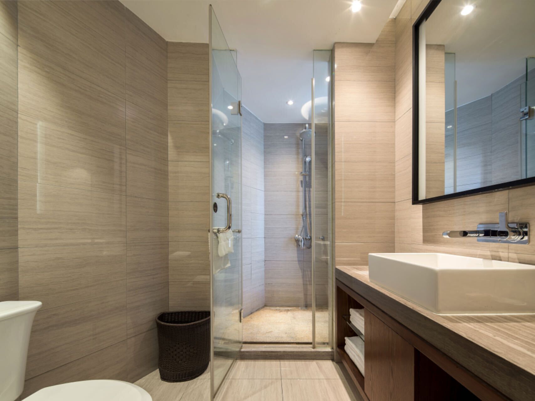 Basic-Zweibettzimmer, Stadtblick | Badezimmer | Haartrockner, Handtücher, Shampoo, Toilettenpapier