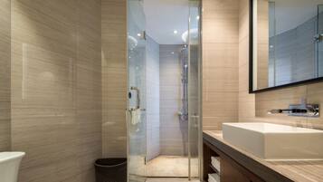 Basic-Zweibettzimmer, Stadtblick | Badezimmer | Haartrockner, Handtücher, Shampoo, Toilettenpapier