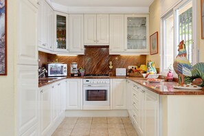 Køleskab, mikrobølgeovn, ovn, kogeplade