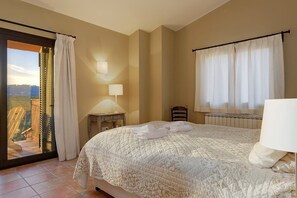 5 chambres, fer et planche  à repasser, accès au Wi-Fi (inclus)