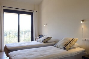5 bedrooms, iron/ironing board, free WiFi