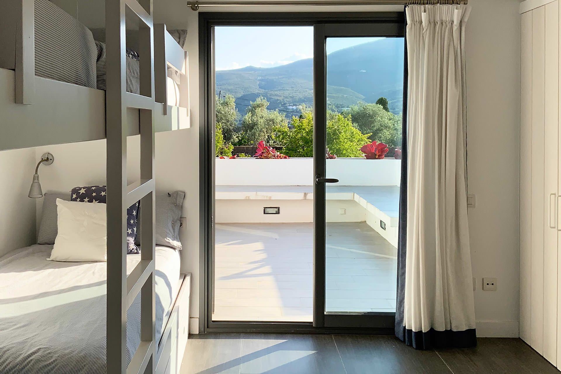 5 habitaciones, tabla de planchar con plancha y wifi gratis 