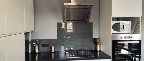 Een koelkast, een microgolfoven, een oven, een kookplaat