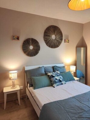 3 makuuhuonetta, silitysrauta/-lauta, vauvan matkasänky, Wi-Fi