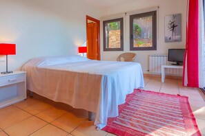 5 bedrooms, iron/ironing board, free WiFi