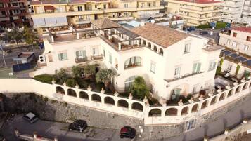 Vista frontal de la propiedad