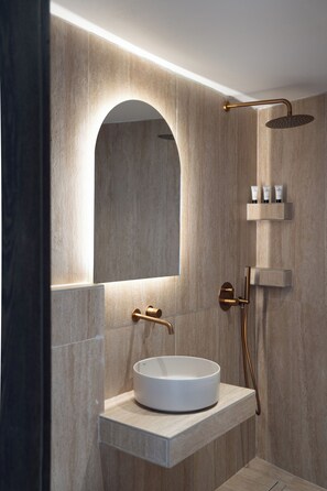Haartrockner, Bidet, Handtücher, Seife