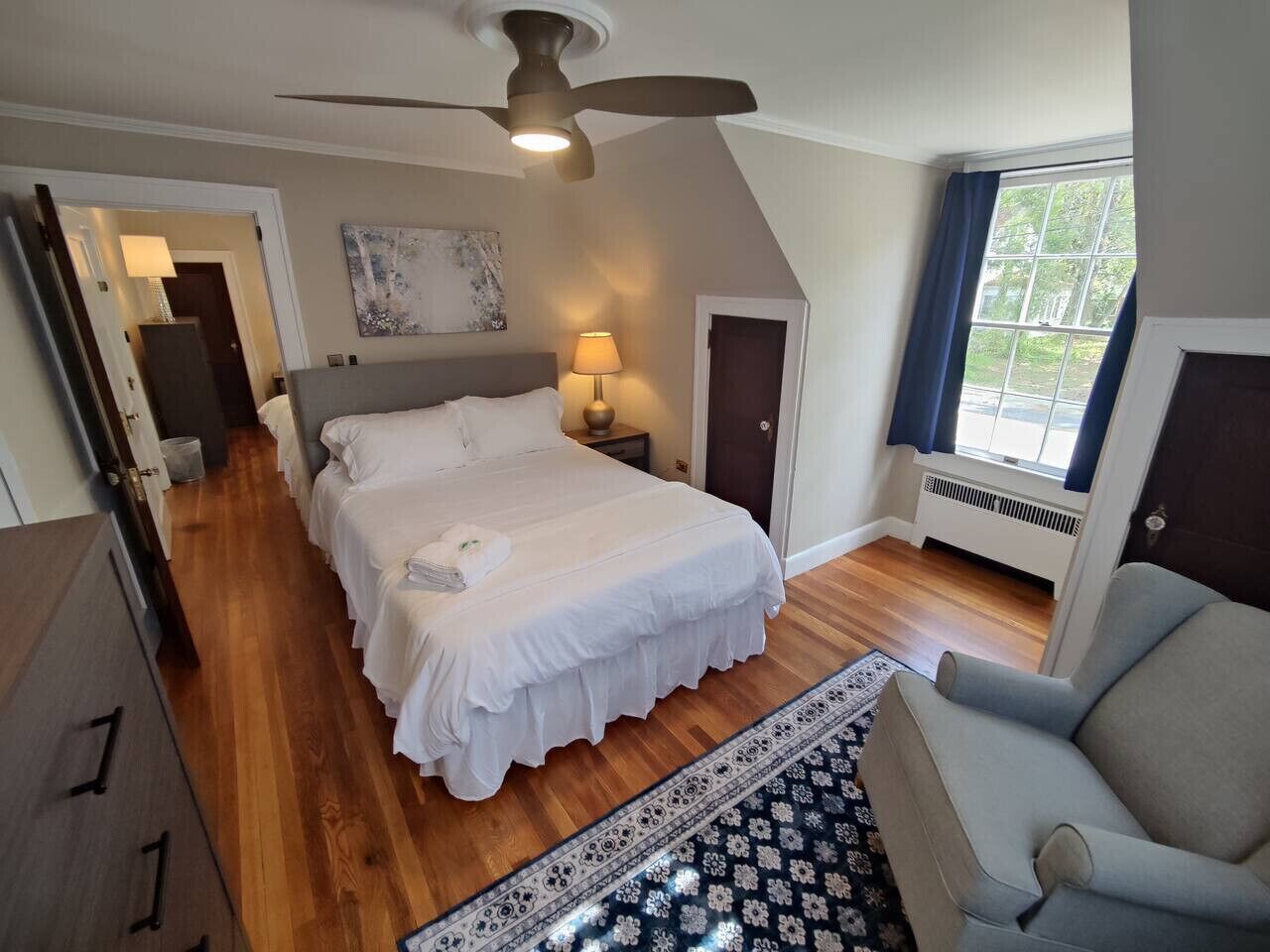 4 makuuhuonetta, työpöytä, silitysrauta/-lauta, vauvan matkasänky