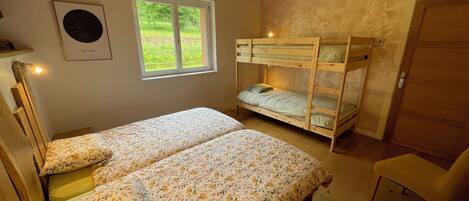 2 soveværelser, skrivebord, strygejern/strygebræt, weekendseng