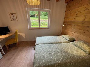 2 quartos, escrivaninha, ferros/tábuas de passar roupa, berço de viagem