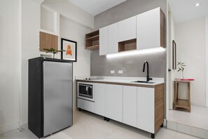 Refrigerador, microondas y tostadora