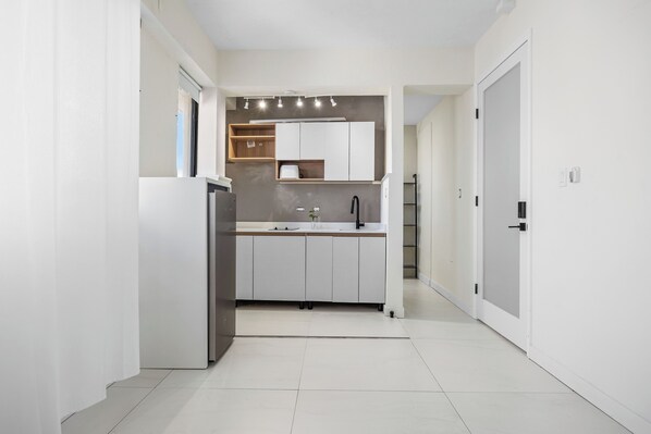 Fridge, oven, coffee/tea maker, toaster