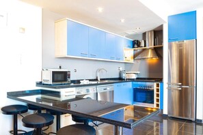 Réfrigérateur, four à micro-ondes, un four, surface de cuisson