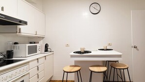 Cafetera y tetera, refrigerador, microondas y horno 