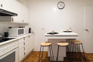 Kahvin-/teenkeitin, jääkaappi, mikroaaltouuni, uuni