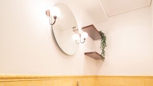 Regadera, toallas, jabón, shampoo 