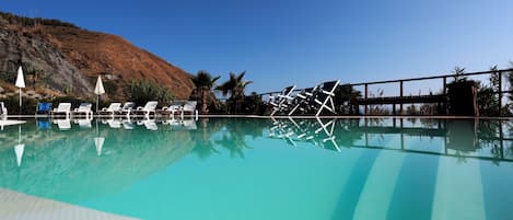 Piscine extérieure (ouverte en saison), parasols de plage