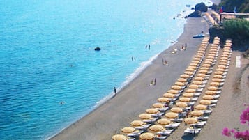 Privat strand og sort sand