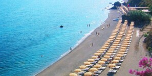 Private beach, black sand - VRclub Villa Ridente  (Gioiosa Marea)