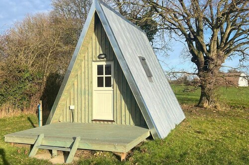 Woodland Cabin-monewden Airfield-sleeps 2-parking