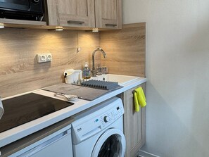 Réfrigérateur, micro-ondes, plaque de cuisson, cafetière/bouilloire