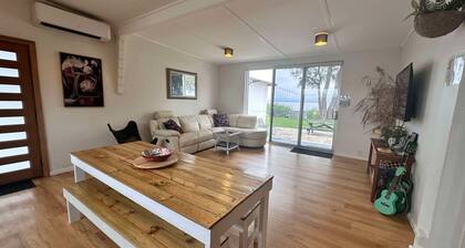 Cudgeree Bay Lake House on shores of Lake Illawarra