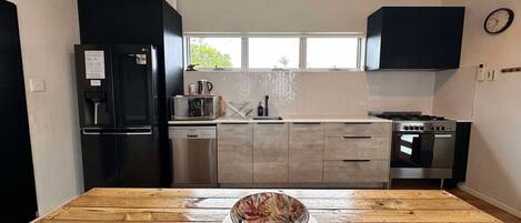 Frigorifero, microonde, forno, piano cottura