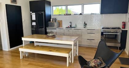Cudgeree Bay Lake House on shores of Lake Illawarra