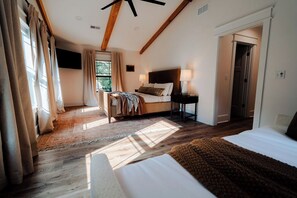 5 habitaciones, tabla de planchar con plancha y cuna de viaje