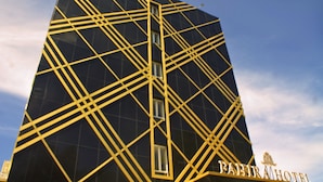 Een modern gebouw met een geometrisch gevelontwerp, met daarop de naam 'PAHIR HOTEL'.