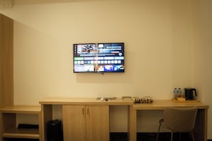 1 bedroom, desk, laptop workspace, free WiFi