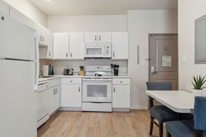 Réfrigérateur, micro-ondes, four, plaque de cuisson