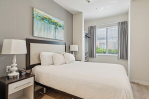 1 sovrum, skrivbord, strykjärn/strykbräda och resesäng