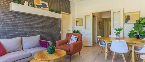 Apartament | Sala d'estar | Televisor de 42 polzades amb canals per cable