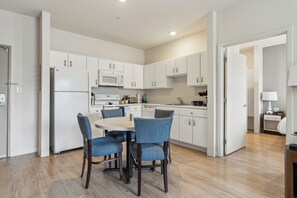 Een koelkast, een microgolfoven, een oven, een kookplaat