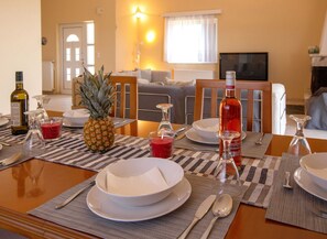 Vila família, 4 quartos, piscina particular | Área de estar | TV 40 polegadas com canais digitais