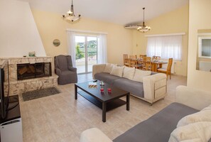 Familievilla, 4 soverom, privat basseng | Oppholdsområde | En 40-tommers TV med digitale kanaler