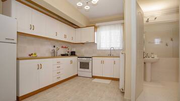 Villa Familiale, 4 chambres, piscine privée | Cuisine privée | Grand réfrigérateur, four, plaque de cuisson, cafetiÚre/bouilloire