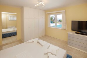 Familievilla, 4 soverom, privat basseng | 4 soverom, skrivebord for bærbar PC og strykejern/-brett