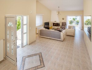 Villa familiar, 4 habitaciones, alberca privada | Área de sala de estar | Televisión de 40 pulgadas con canales digitales 