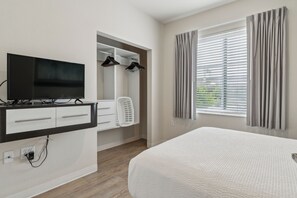 3 habitaciones, escritorio y tabla de planchar con plancha