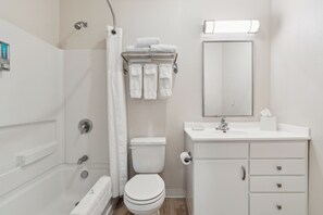 Kostenlose Toilettenartikel, Haartrockner, Handtücher
