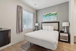 3 عدّة غرف نوم ومكتب ومكواة/لو�ح كي وسرير سفر