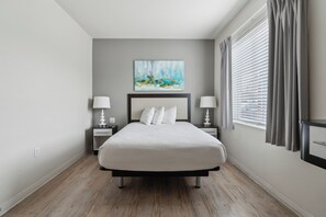 3 Schlafzimmer, Schreibtisch, Bügeleisen/Bügelbrett, Reisekinderbett