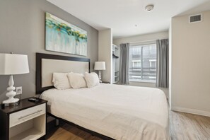 1 slaapkamer, een bureau, een strijkplank/strijkijzer, reisbedje