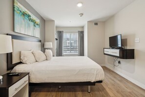 1 Schlafzimmer, Schreibtisch, Bügeleisen/Bügelbrett, Reisekinderbett