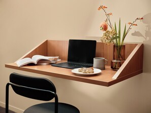 Bureau, espace de travail pour ordinateur portable