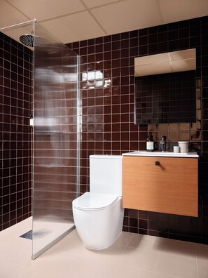 Een douche, milieuvriendelijke toiletartikelen, een haardroger